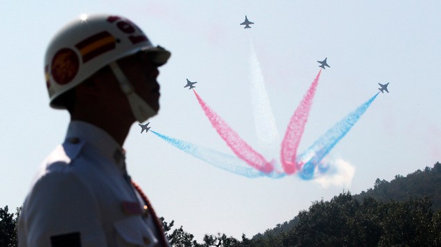 Grupo de pilotos da Força Aérea da Coreia do Sul fazem acrobacias no ar nesta terça-feira (25), em Gyeryong