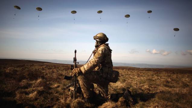 Soldado participa de exercício em conjunto, na Escócia