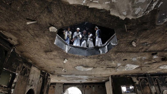 Soldados leais do líder tribal Sheik Sadiq al-Ahmar inspecionam casa destruída em Sanaa, Iêmen Soldados leais do líder tribal Sheik Sadiq al-Ahmar inspecionam casa destruída em Sanaa, Iêmen