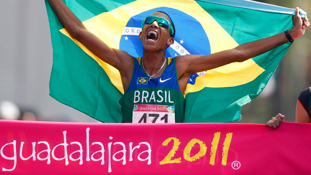 Maratonista brasileiro Solonei Silva comemora a vitória no Pan-Americano de Guadalajara, no México