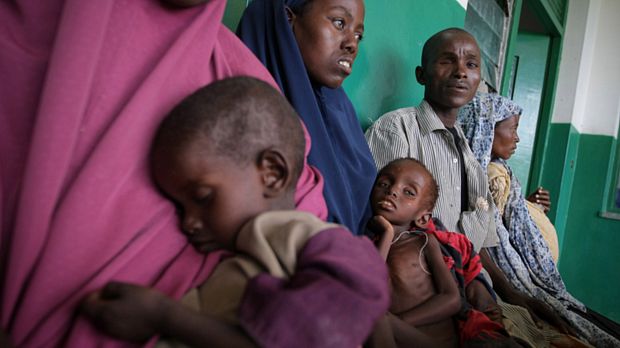 Pais aguardam que seus filhos sejam atendidos em hospital de Mogadíscio