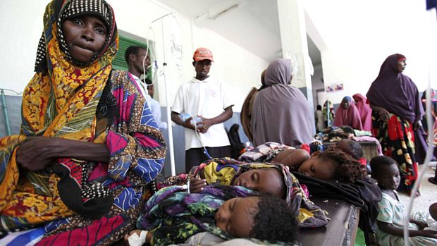 Pais e crianças aguardam para ser atendidos em hospital de Mogadíscio