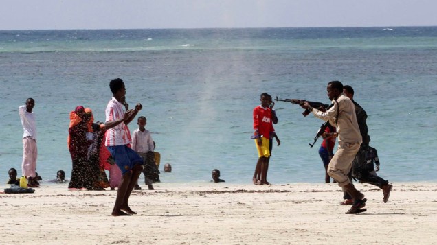Policiais somalis prendem suposto terrorista de uma facção ligada à rede Al-Qaeda na praia de Lido localizada na capital Mogadishu