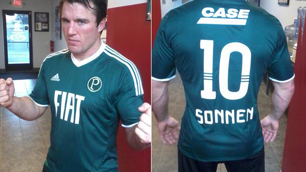  <br><br>  Chael Sonnen, o falastrão americano que sonha em uma revanche contra Anderson Silva, virou "torcedor" do Palmeiras do dia para a noite - ao ser avisado de que o "Spider" tinha fechado com o Corinthians, adotou o arquirrival do clube paulista