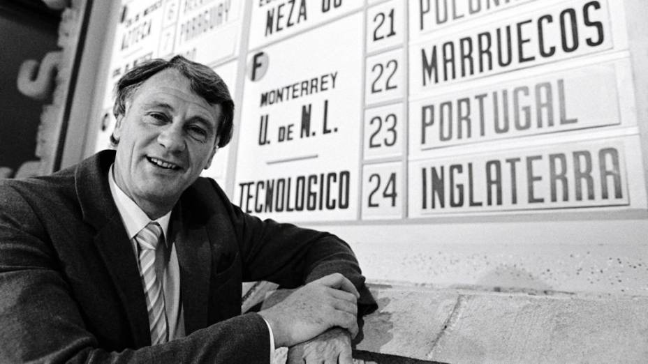 Sorteio dos grupos da Copa de 1986: o técnico da Inglaterra, Bobby Robson, diante do quadro com as chaves