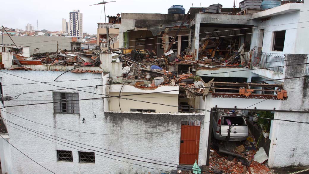 Explosão de casa na Zona Leste de São Paulo deixa feridos