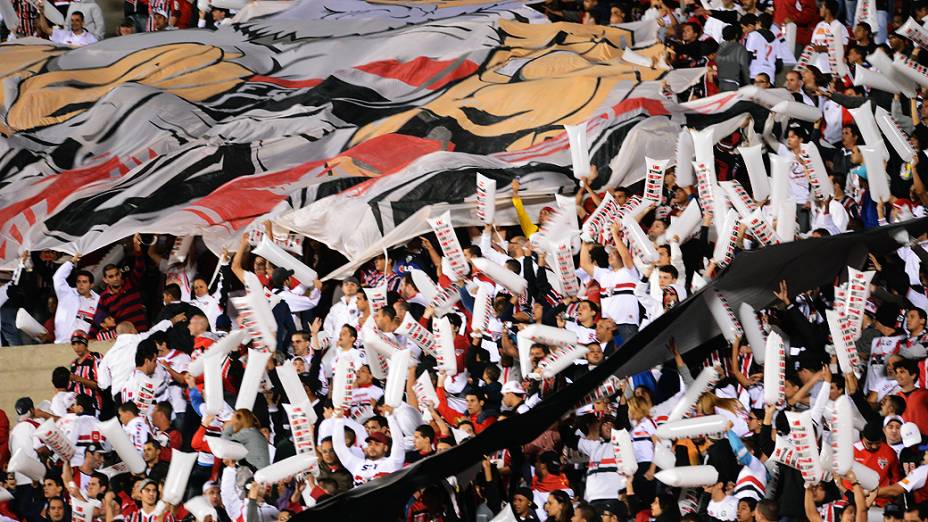 Torcedores do São Paulo acompanham a partida no estádio do Morumbi