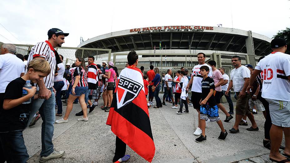 Torcedores do São Paulo chegam para o jogo contra o Botafogo, no Morumbi