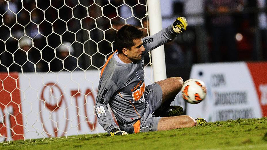 Rogério Ceni cobra o pênalti com muita categoria durante partida contra o Atlético-MG pela última rodada da fase de grupos da Copa Libertadores 2013