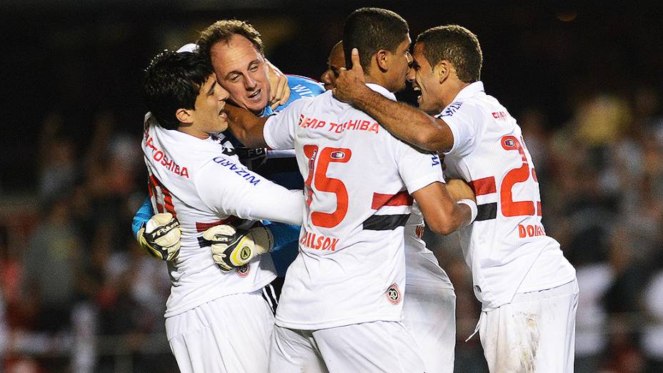 Rogério Ceni cobra o pênalti com muita categoria durante partida contra o Atlético-MG pela última rodada da fase de grupos da Copa Libertadores 2013