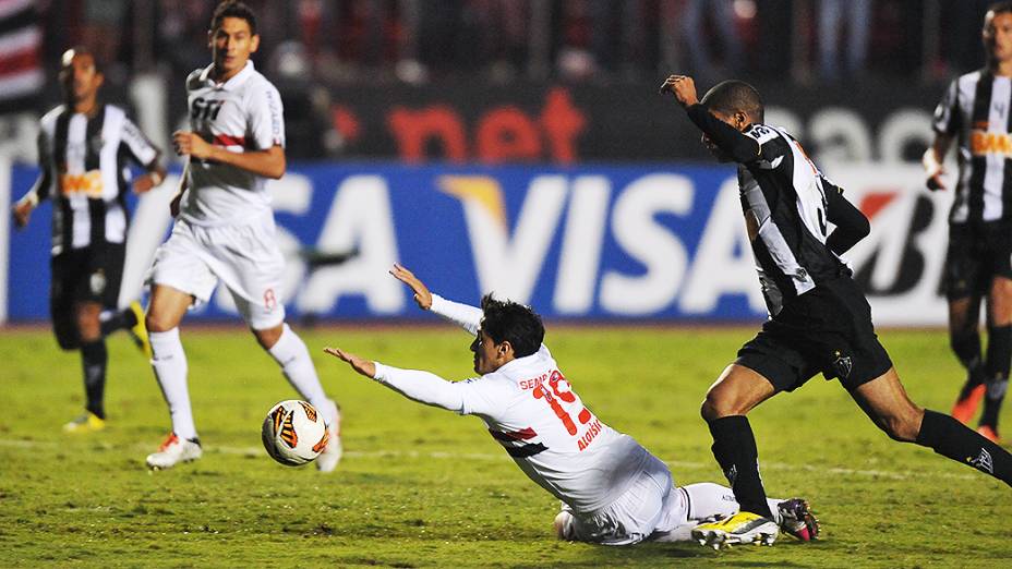 Aloísio é derrubado na área por Leonardo Silva em jogo entre São Paulo e Atlético-MG pela Libertadores