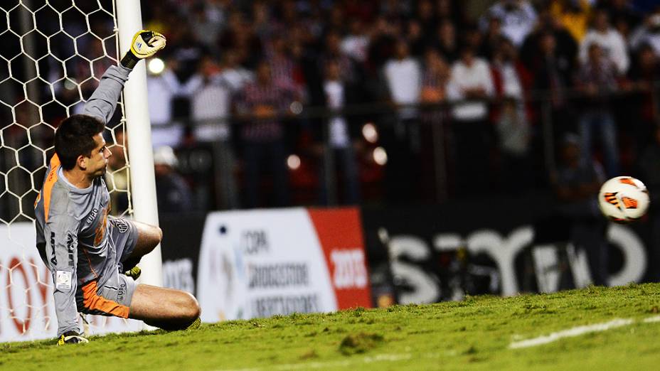 Rogério Ceni cobra o pênalti com muita categoria durante partida contra o Atlético-MG pela última rodada da fase de grupos da Copa Libertadores 2013