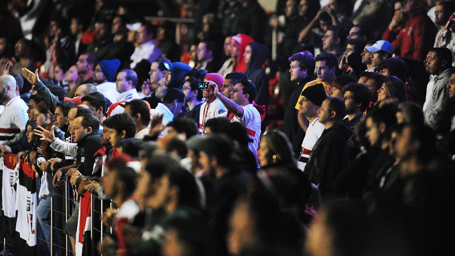 Torcedores do São Paulo acompanham a partida no estádio do Morumbi