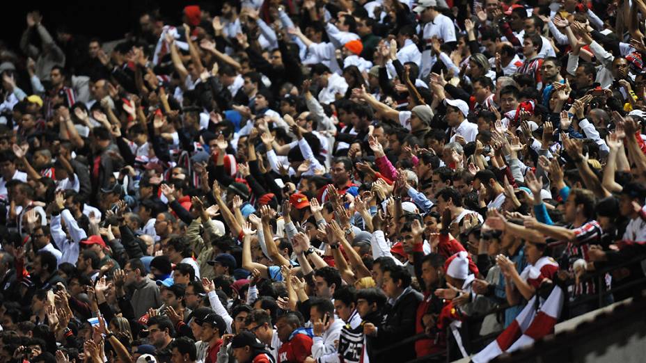 Torcedores do São Paulo acompanham a partida no estádio do Morumbi