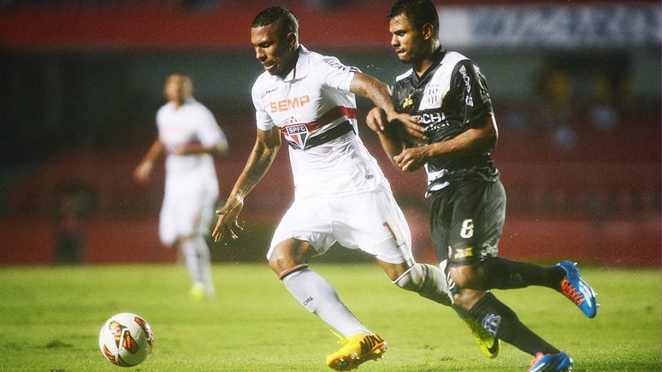 Paulo Miranda disputa jogada com Fernando Bob da Ponte Preta na derrota do São Paulo por 3 a 1, em partida válida pela semifinal da Copa Sul-Americana