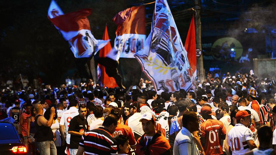 Movimentação da torcida do São Paulo antes da partida contra a Ponte Preta, válida pela semifinal da Copa Sul-Americana, no estádio do Morumbi