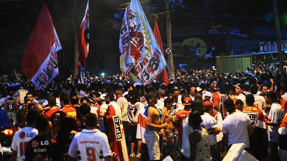 Movimentação da torcida do São Paulo antes da partida contra a Ponte Preta, válida pela semifinal da Copa Sul-Americana, no estádio do Morumbi