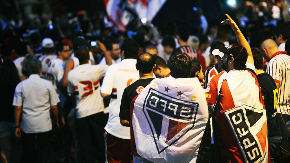 Movimentação da torcida do São Paulo antes da partida contra a Ponte Preta, válida pela semifinal da Copa Sul-Americana, no estádio do Morumbi