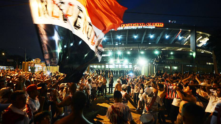 Movimentação da torcida do São Paulo antes da partida contra a Ponte Preta, válida pela semifinal da Copa Sul-Americana, no estádio do Morumbi