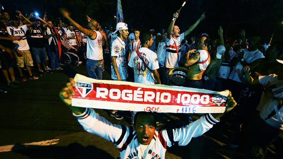 Movimentação da torcida do São Paulo antes da partida contra a Ponte Preta, válida pela semifinal da Copa Sul-Americana, no estádio do Morumbi