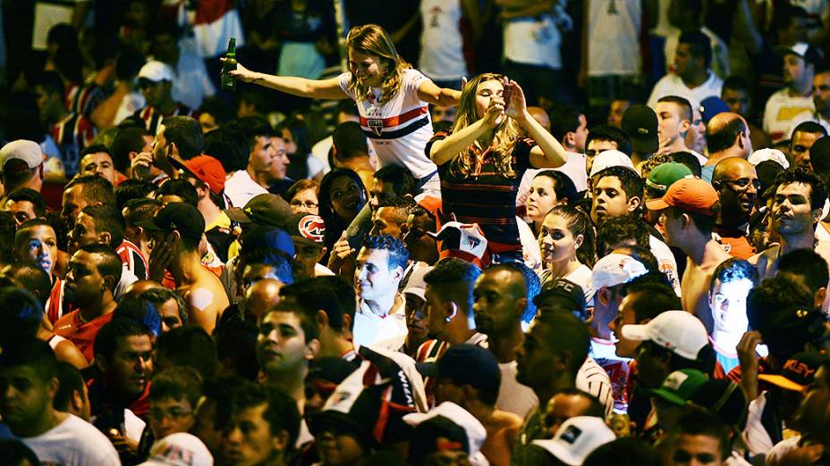 Movimentação da torcida do São Paulo antes da partida contra a Ponte Preta, válida pela semifinal da Copa Sul-Americana, no estádio do Morumbi