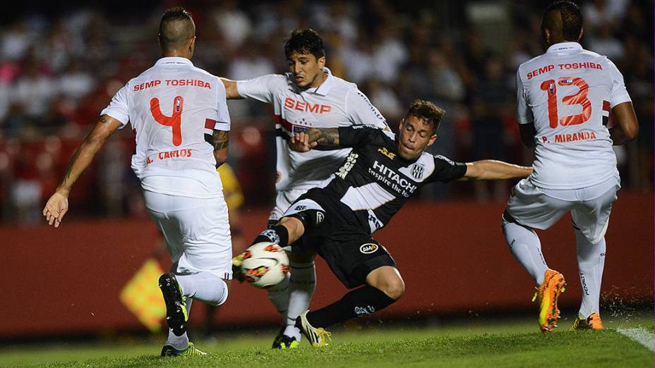 Disputa de bola na partida entre São Paulo e Ponte Preta, válida pela semifinal da Copa Sul-Americana, no Morumbi