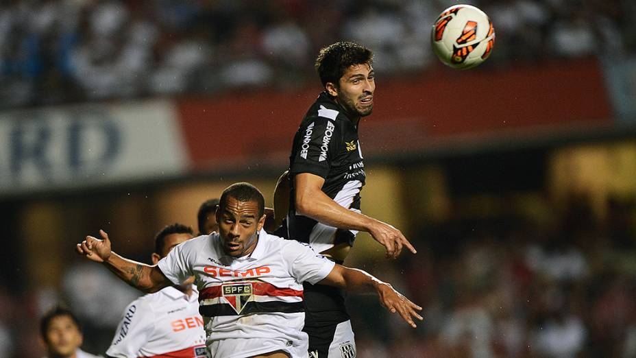 Diego Sacoman da Ponte Preta e Ademílson do São Paulo disputam jogada em partida válida pela semifinal da Copa Sul-Americana, no Morumbi