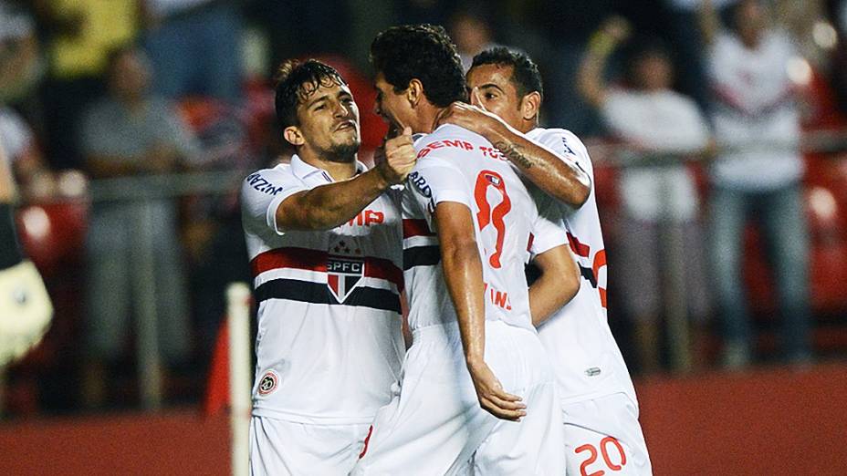 Jogadores do São Paulo comemoram gol de Ganso na partida contra a Ponte Preta, no Morumbi