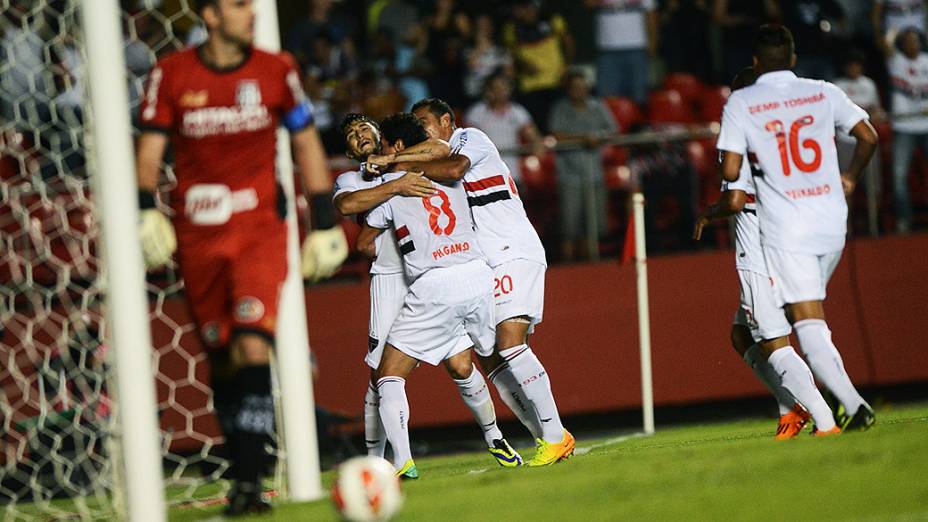 Jogadores do São Paulo comemoram gol de Ganso na partida contra a Ponte Preta, no Morumbi