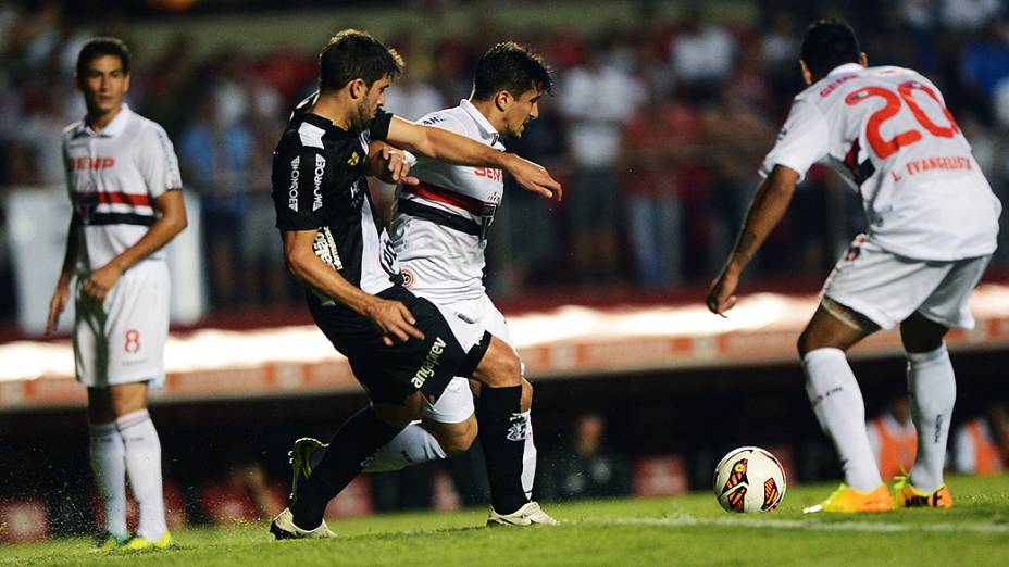 Diego Sacoman da Ponte Preta e Aloísio do São Paulo disputam jogada em partida válida pela semifinal da Copa Sul-Americana, no Morumbi