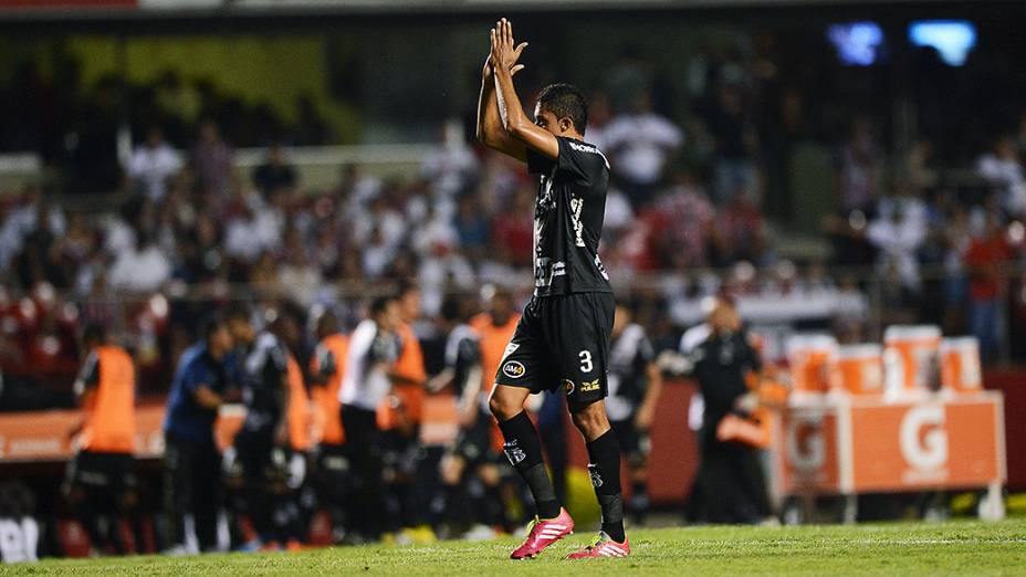 Zagueiro Cesar da Ponte Preta comemora o gol de empate marcado contra pelo zagueiro Antônio Carlos do São Paulo