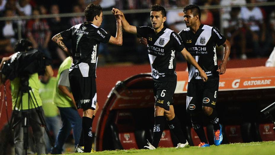 Jogadores da Ponte Preta comemoram o gol de empate marcado contra pelo zagueiro Antônio Carlos do São Paulo