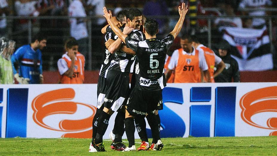 Jogadores da Ponte Preta comemoram o gol na vitória sobre o São Paulo, na primeira partida da semifinal da Copa Sul-Americana, no Morumbi