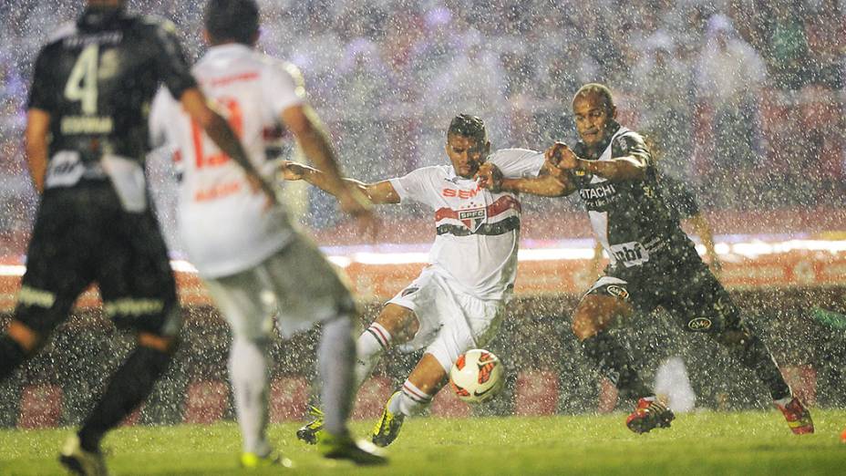 Sob forte chuva no Morumbi, a Ponte Preta venceu o São Paulo por 3 a 1 na primeira partida da semifinal da Copa Sul-Americana