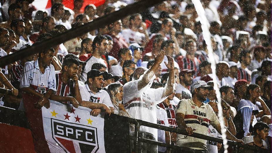 Torcida do São Paulo empurra o time na partida contra a Ponte Preta, válida pela semifinal da Copa Sul-Americana, no Morumbi