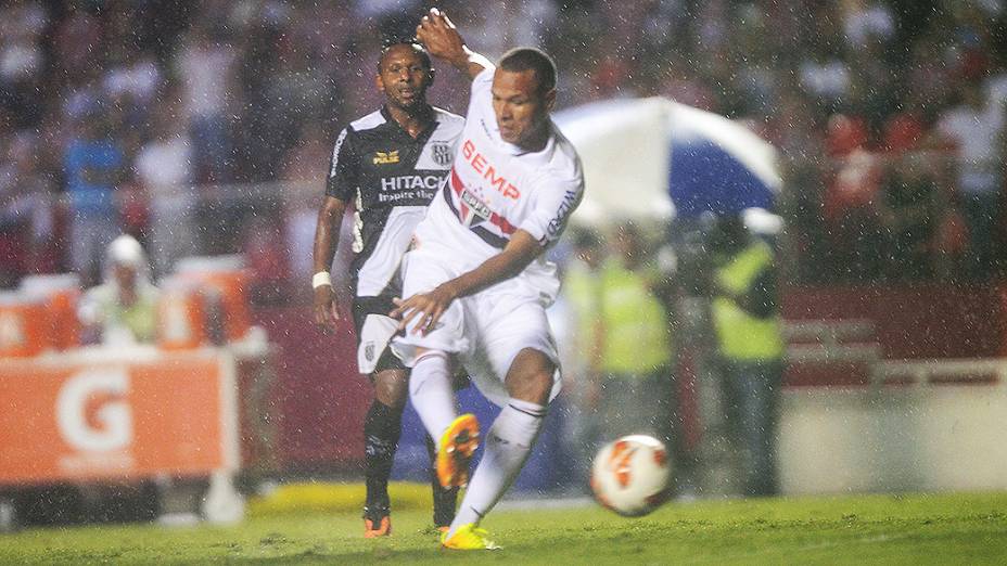 Luís Fabiano arrisca chute na derrota do São Paulo por 3 a 1 para a Ponte Preta, na primeira partida da semifinal da Copa Sul-Americana, no Morumbi