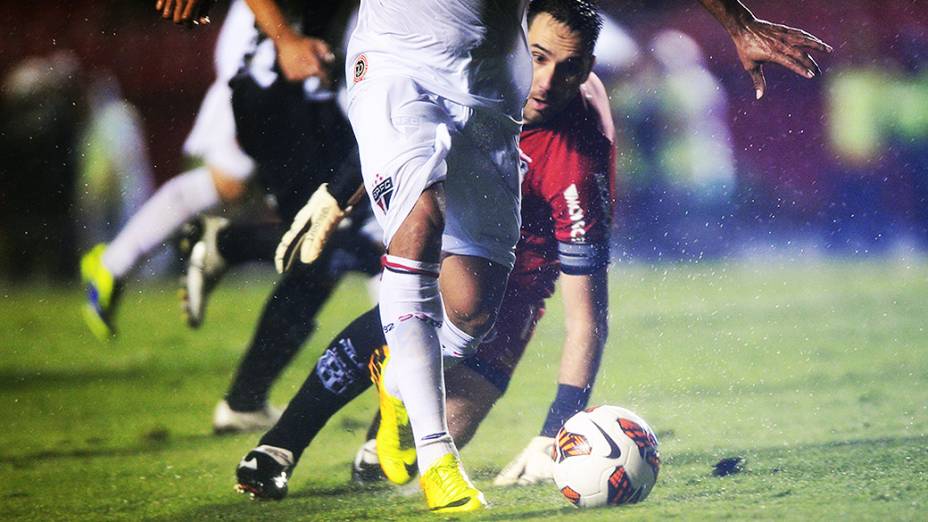 Luís Fabiano disputa jogada com o goleiro Roberto na primeira partida da semifinal da Copa Sul-Americana entre São Paulo e Ponte Preta, no Morumbi