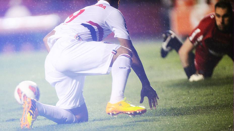 Luís Fabiano disputa jogada com o goleiro Roberto na primeira partida da semifinal da Copa Sul-Americana entre São Paulo e Ponte Preta, no Morumbi