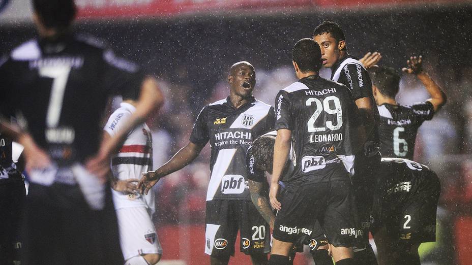 Sob forte chuva no Morumbi, a Ponte Preta venceu o São Paulo por 3 a 1 na primeira partida da semifinal da Copa Sul-Americana