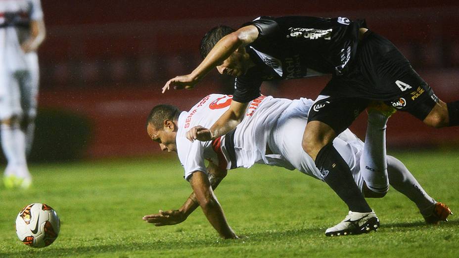 Luís Fabiano disputa jogada com o zagueiro Diego Sacoman na primeira partida da semifinal da Copa Sul-Americana entre São Paulo e Ponte Preta, no Morumbi