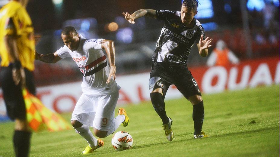 Luís Fabiano disputa jogada com o volante Baraka na primeira partida da semifinal da Copa Sul-Americana entre São Paulo e Ponte Preta, no Morumbi