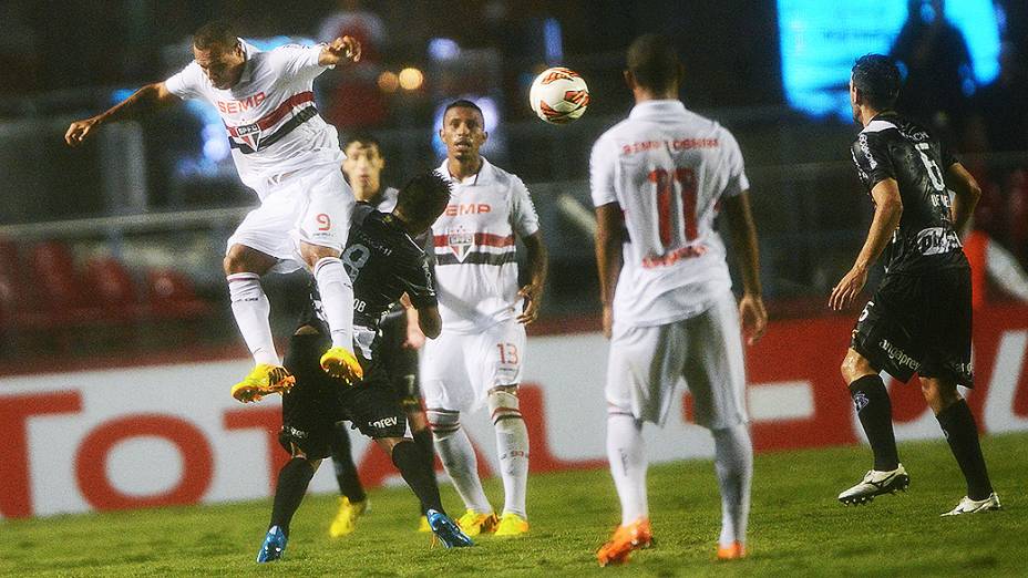 Luís Fabiano disputa jogada pelo alto na primeira partida da semifinal da Copa Sul-Americana entre São Paulo e Ponte Preta, no Morumbi