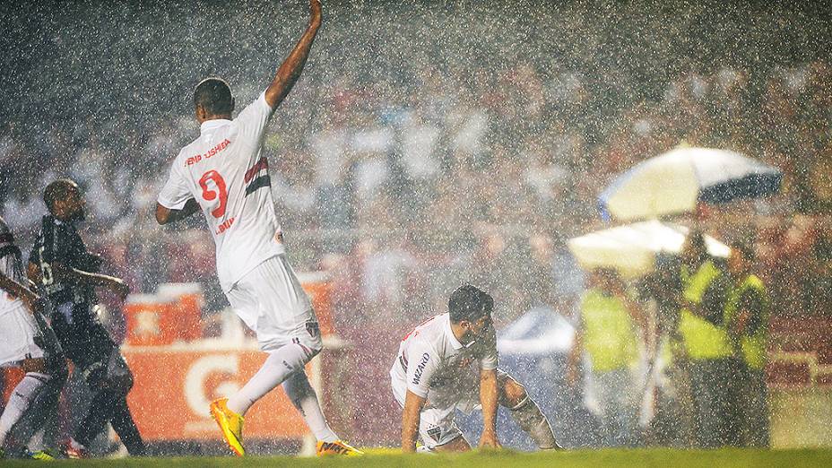 Luís Fabiano pede a bola durante a primeira partida da semifinal da Copa Sul-Americana entre São Paulo e Ponte Preta, no Morumbi