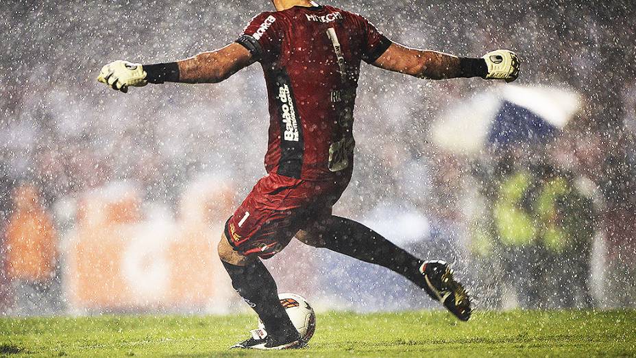 Sob forte chuva no Morumbi, a Ponte Preta venceu o São Paulo por 3 a 1 na primeira partida da semifinal da Copa Sul-Americana