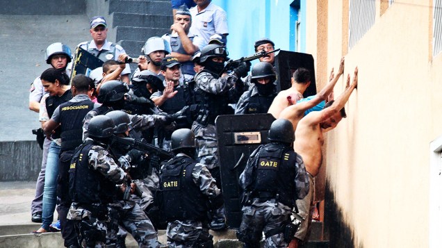 Três homens foram presos na tarde desta sexta-feira após invadirem uma casa e fazerem ao menos dois reféns na região da Vila Cosmopolita, na zona leste de São Paulo