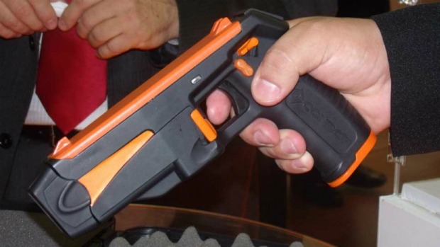 A pistola Spark, fabricada no Brasil pela Condor: arma não-letal semelhante à taser, porém menos potente e com trava que impede disparos em série