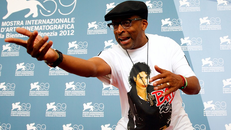 O diretor Spike Lee posa com camiseta de "Bad 25" em Veneza
