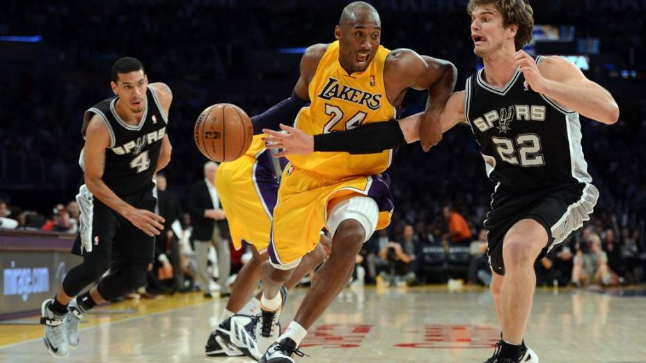 Tiago Splitter marca Kobe Bryant no jogo entre Spurs e Lakers