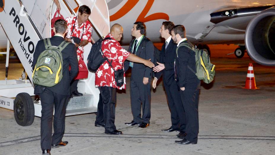 A seleção do Taiti desembarca no aeroporto Tancredo Neves em Belo Horizonte, onde se prepara para a Copa das Confederações