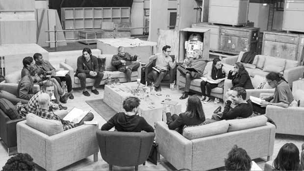Diretor de 'Star Wars: Episódio VII', J.J. Abrams, com o elenco